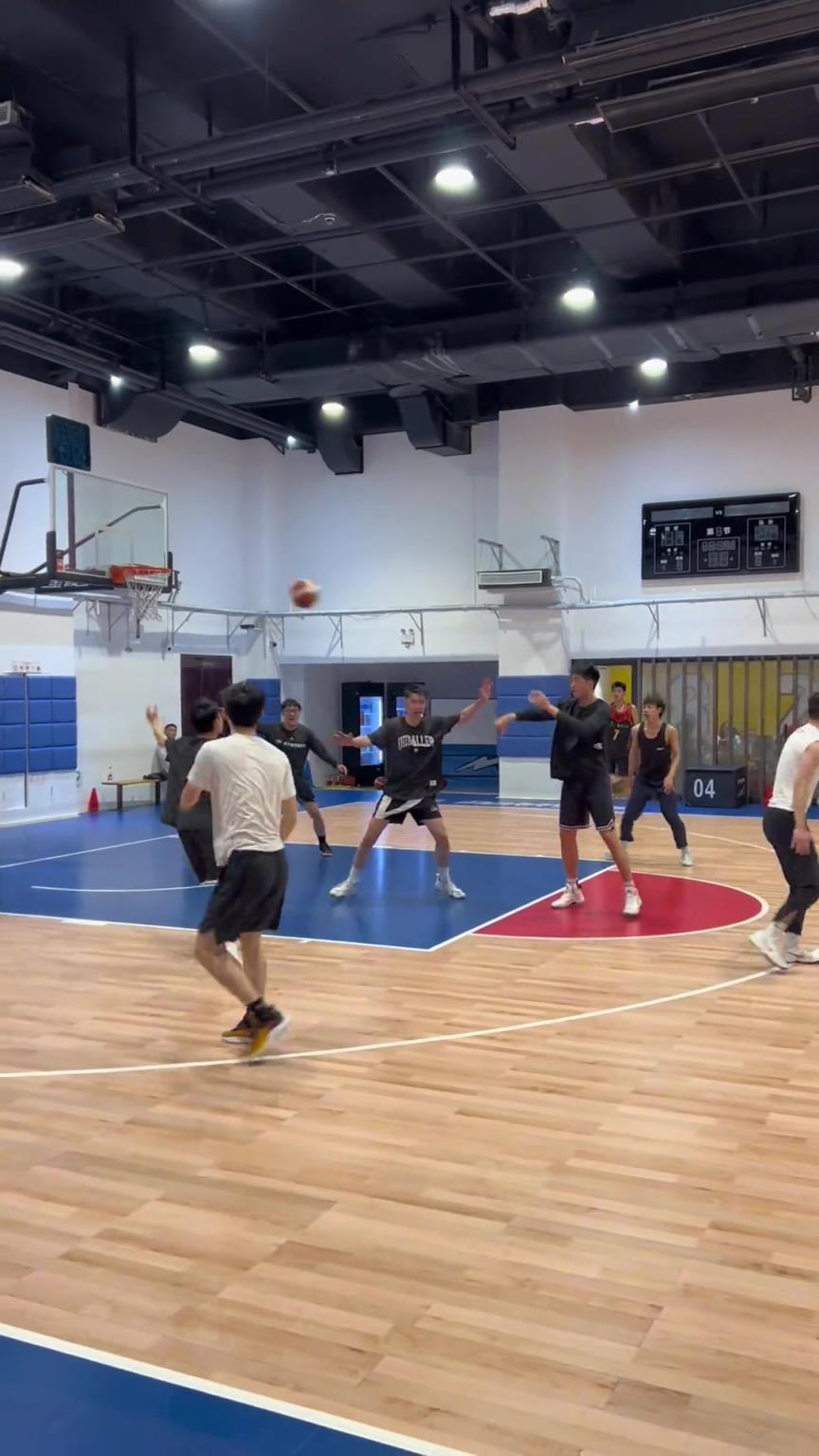 对手回家后：老婆，我今天在野球场匹配到巅峰马刺队了！